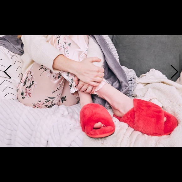 Sorel Shoes - Brand New! SOREL Mail Run slipper. A fuzzy faux fur slipper in size 6